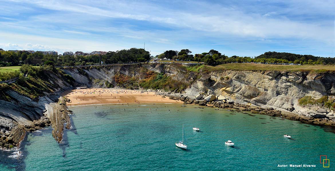 La playa de  Mataleñas rodeada por espectaculares acantilados