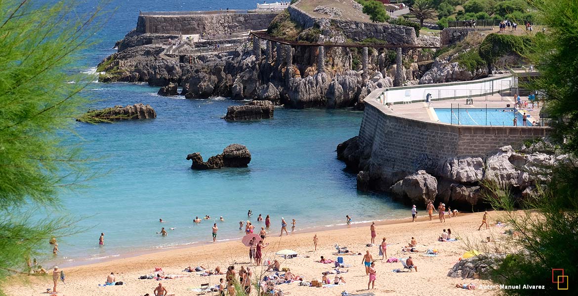 La playa del Camello junto a la Península de la Magdalena, cuenta con rampa y silla anfibia para el baño.