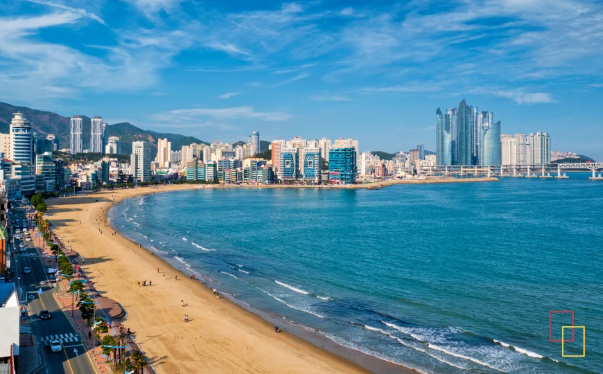 Playa de Haeundae en Busán, costa urbana y skyline junto al mar