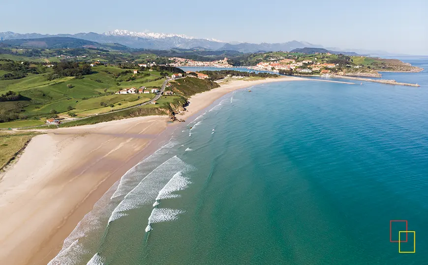 Playa de Oyambre en Cantabria con vistas a los Picos de Europa