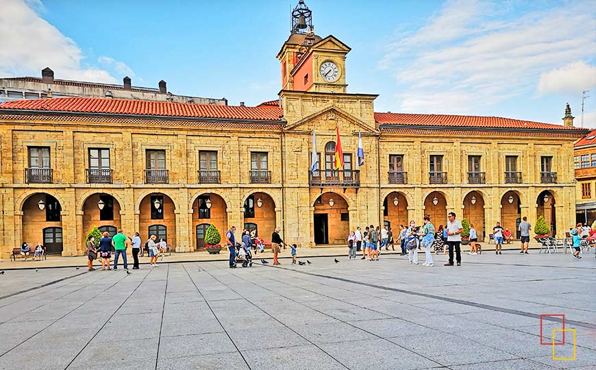 Plaza de España y Ayuntamiento de Avilés