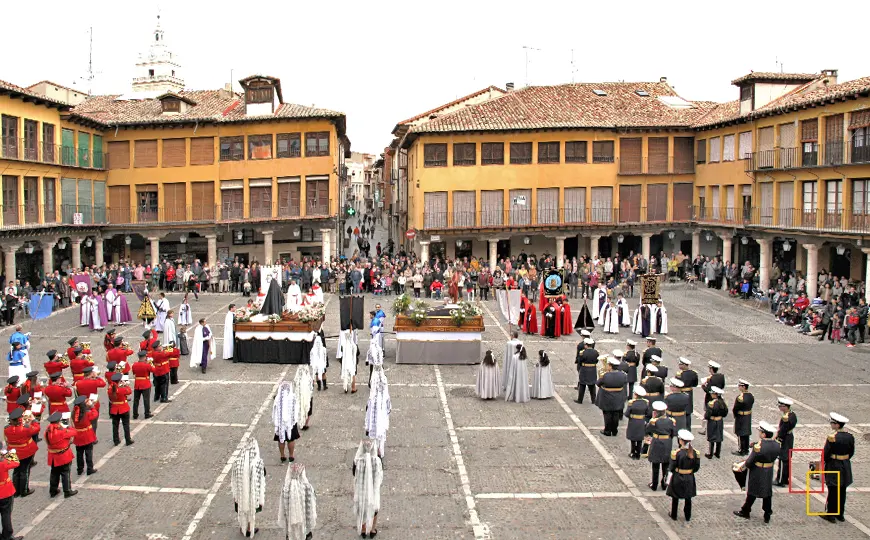 Plaza Mayor de Tordesillas con terrazas y soportales