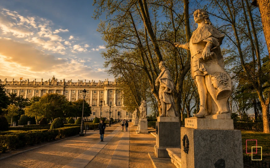 Plaza de Oriente con el Palacio Real al fondo en Madrid