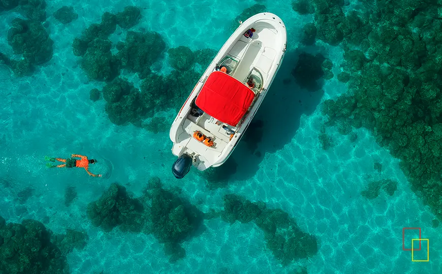 Pareja practicando snorkel en aguas cristalinas de Bora Bora