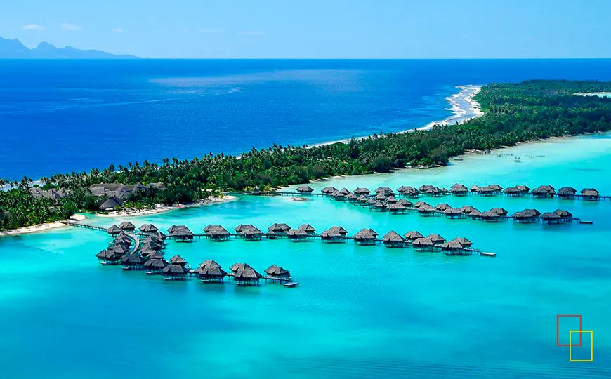 Bungalows sobre el agua y laguna turquesa en Polinesia Francesa