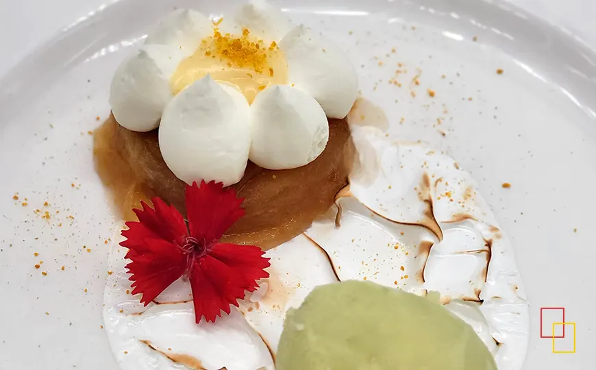 Margarita de milhojas de manzana confitada y crema de cítricos 