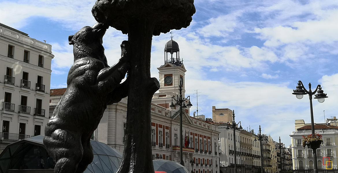 Puerta del Sol, muy conocido por las campanadas de fin de año, el Oso y el Madroño y por ser el kilómetro cero de las carreteras radiales de España.