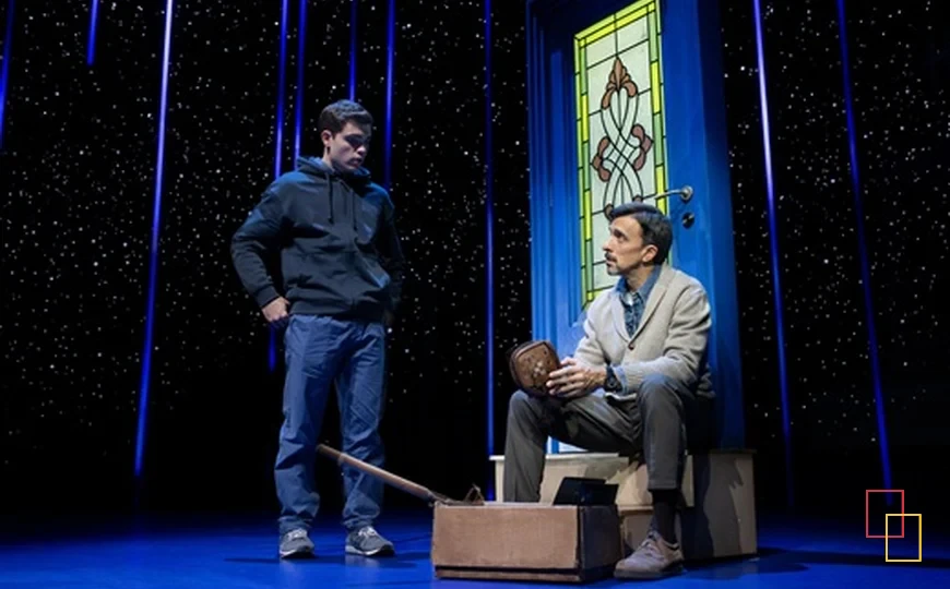 Escena de Querido Evan Hansen con dos intérpretes