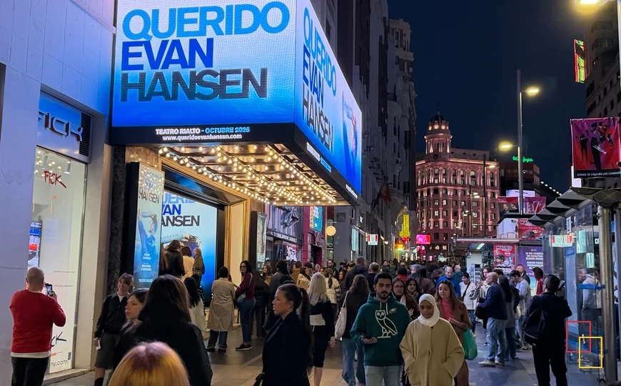 Fachada del Teatro Rialto en Gran Vía con Querido Evan Hansen