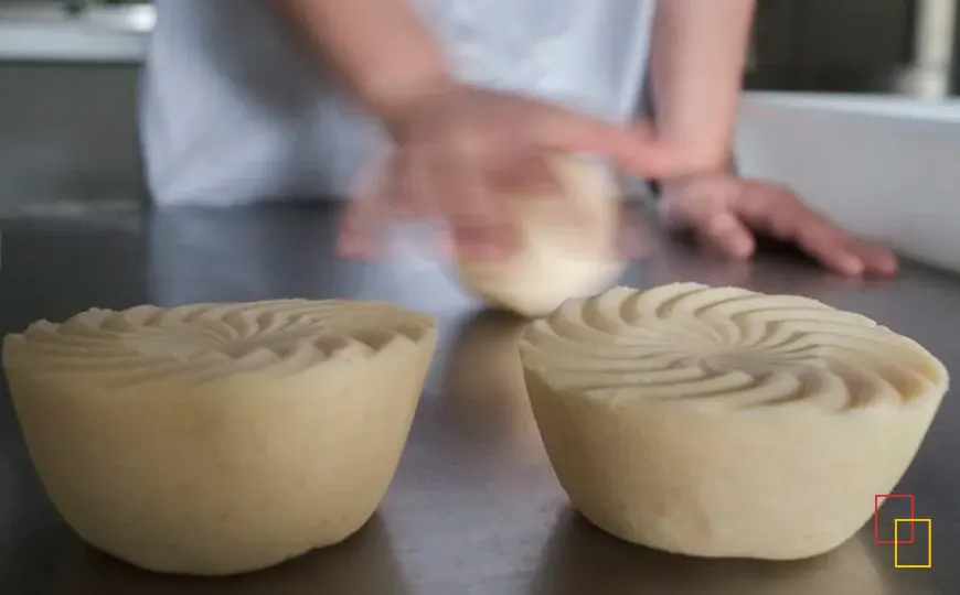 Piezas de Queso Casín DOP recién marcadas con motivo espiral