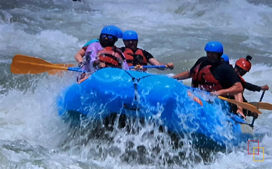 Grupo practicando rafting en un río de aguas bravas de Costa Rica