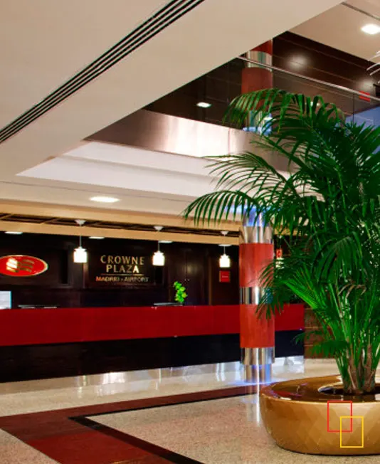recepción Crown Plaza Madrid Airport