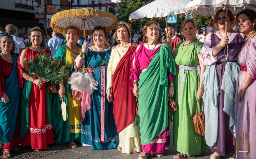 Mujeres vestidas de época romana durante Emerita Lvdica en Mérida