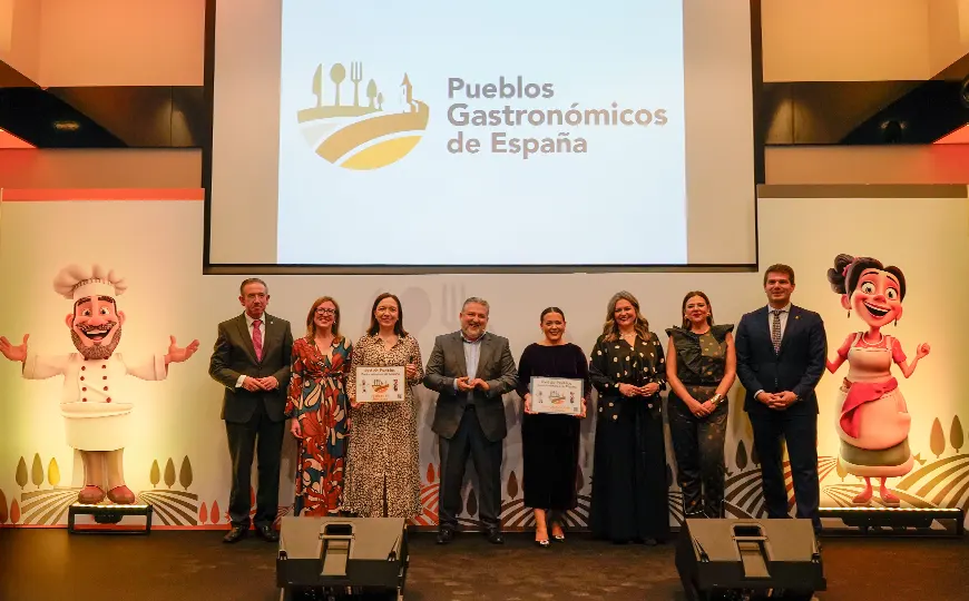 Foto de los representantes de los pueblos fundadores de la Red de Pueblos Gastronómicos de España en el escenario del Novotel Madrid Center