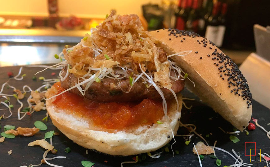 Hamburguesa Barbacana (100 gr.): carne seleccionada de ternera avileña, lechuga, tomate, mahonesa, cebolla pochada, bacon y queso