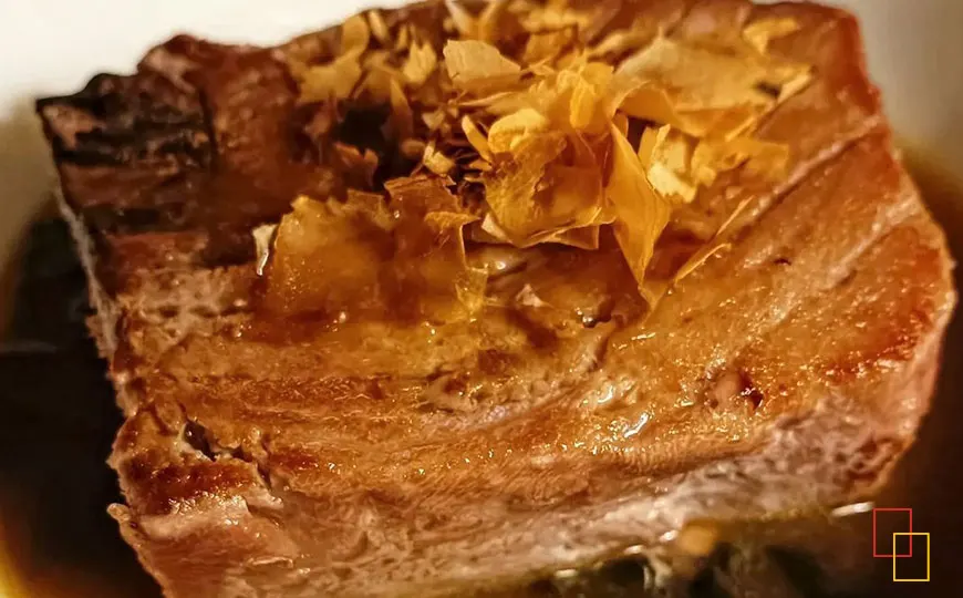 Atún rojo con algas y sopa al estilo japo