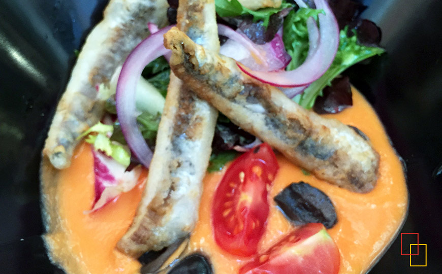 Ensalada de boquerones en vinagre y lima fritos sobre salmorejo