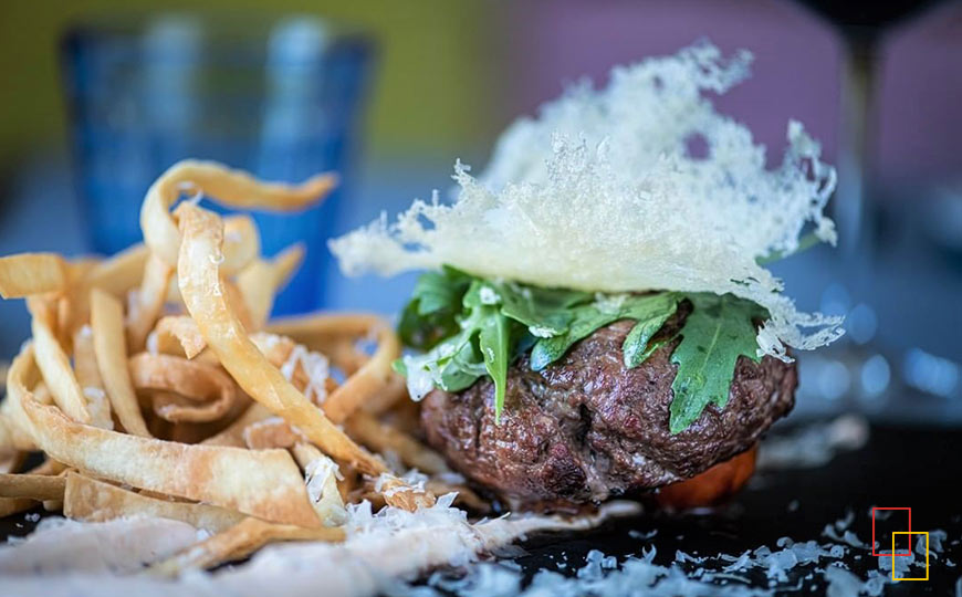 Hamburguesa avileña con teja de parmesano y chips de tortilla de trigo