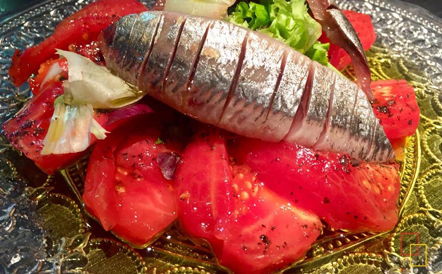 Ensalada de sardina ahumada con tomate rosa de Huesca