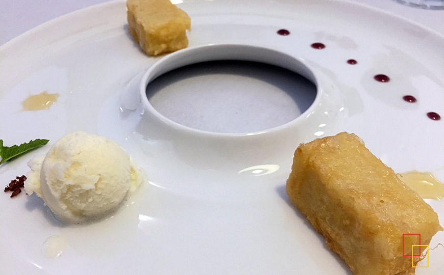 Entre los postres una tradicional leche frita con helado - restaurante Villena