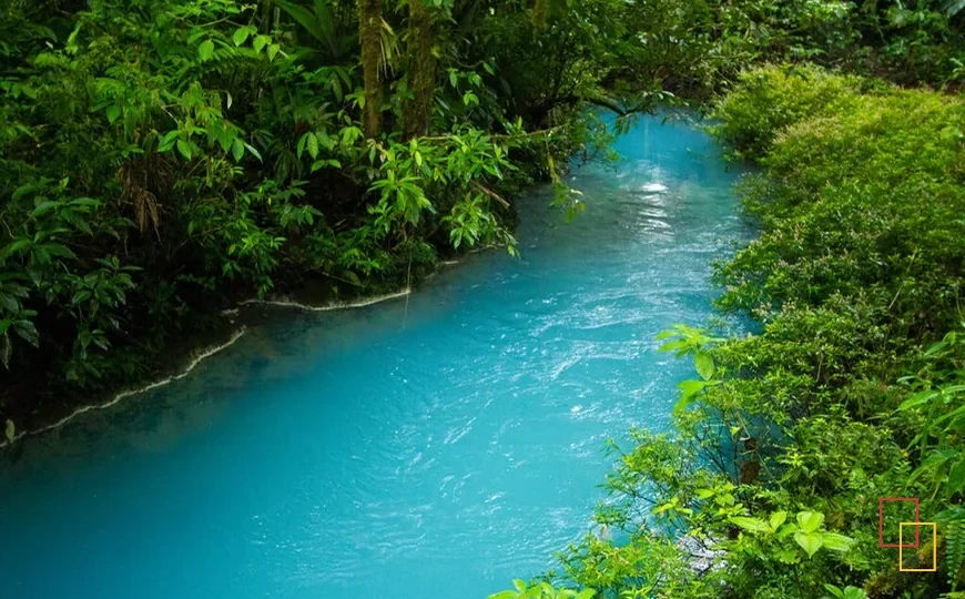 Río de aguas turquesas rodeado de vegetación tropical en Costa Rica