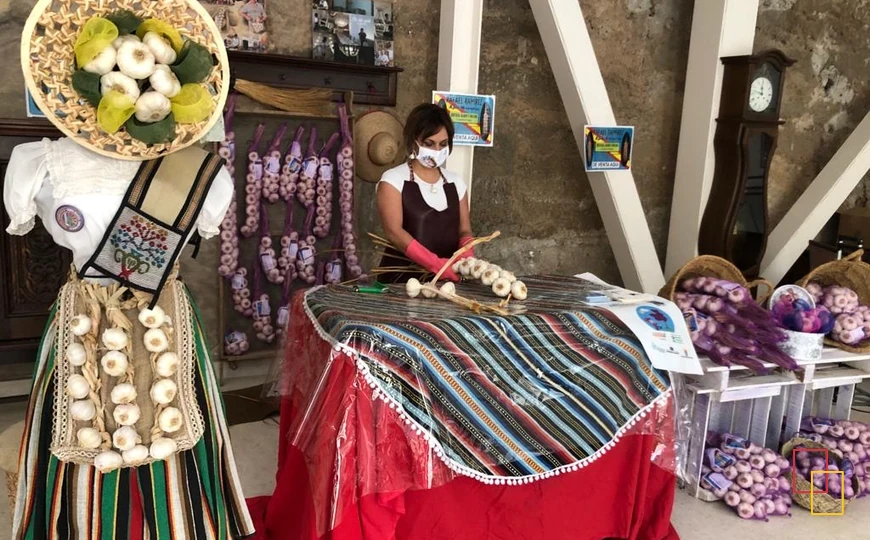 Elaboración artesanal de ristras de ajo