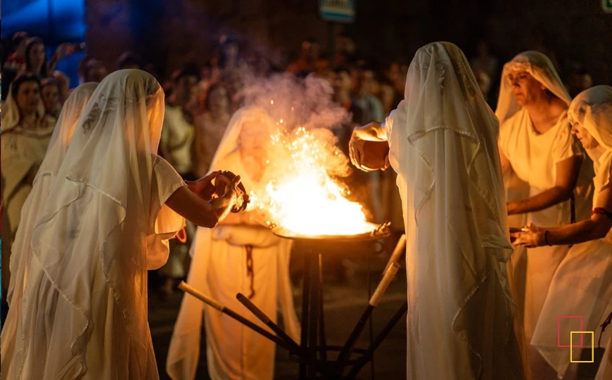 Ritual nocturno con fuego durante Emerita Lvdica en Mérida