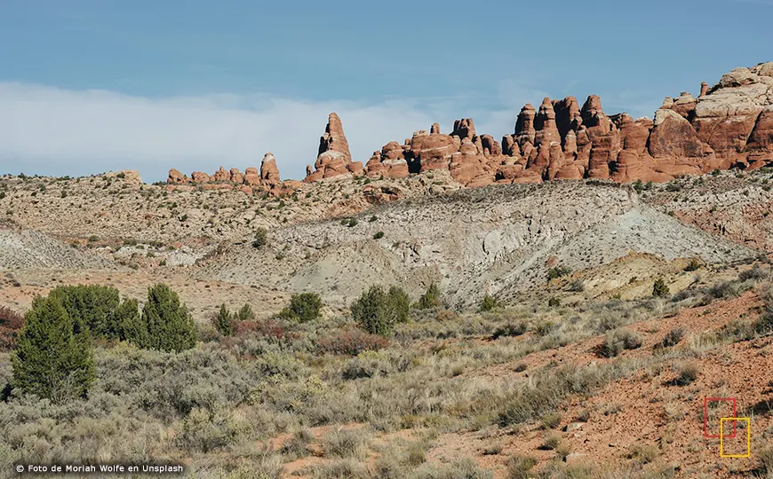 Carretera escénica atravesando el desierto rumbo a los monolitos del oeste de Estados Unidos