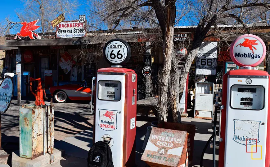 Gasolineras vintage y rótulos en Hackberry General Store, Ruta 66 de Arizona