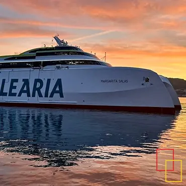 Ferry Baleària navegando al atardecer