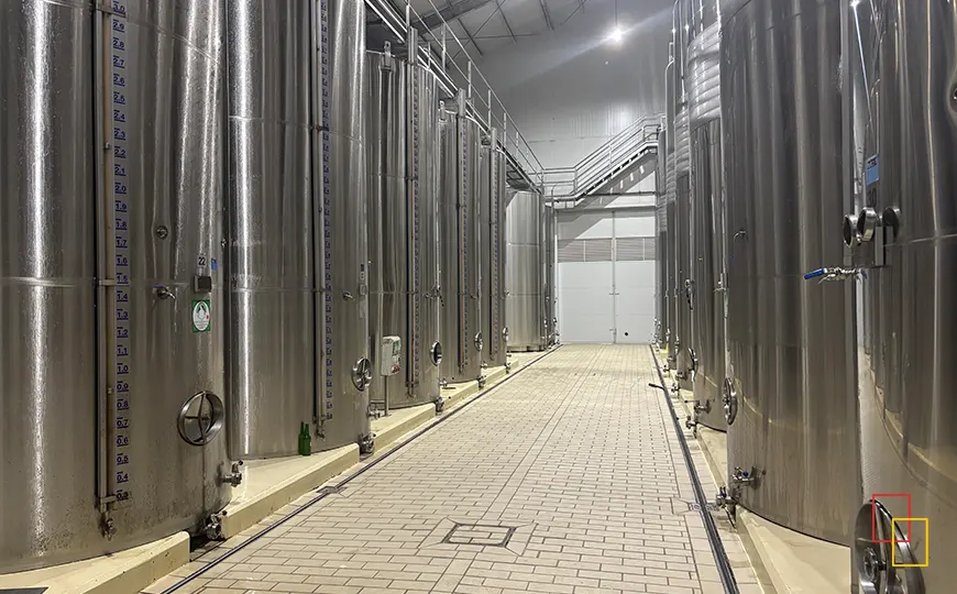 Sala de depósitos de acero inoxidable en Sidra Castañón
