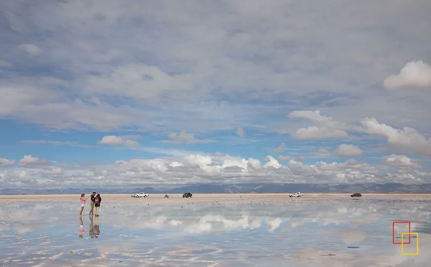 Superficie blanca de las Salinas Grandes con pozas turquesas en la Puna de Jujuy