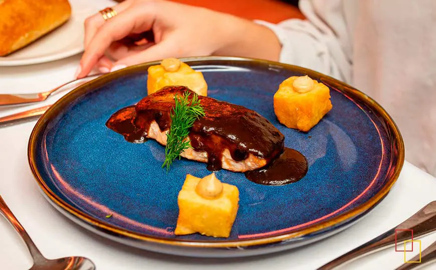 Salmón macerado en miso con toque de ron y reducción de Pedro Ximénez con dados de yuca crujiente