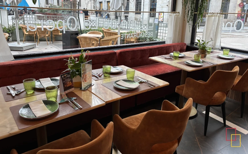 Salón de El Café de la Ópera en Madrid, junto al ventanal, antes del servicio del cocido