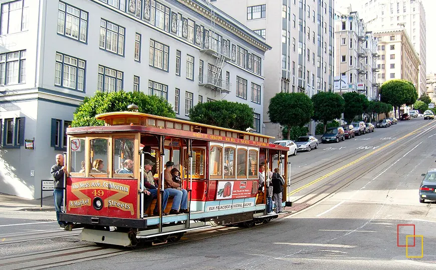 Tranvía histórico cable car avanzando por California Street en San Francisco