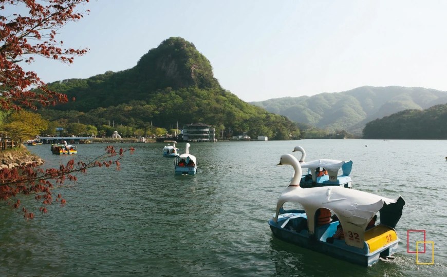 Lago Sanjeonghosu en Corea del Sur, paisaje natural con barcas