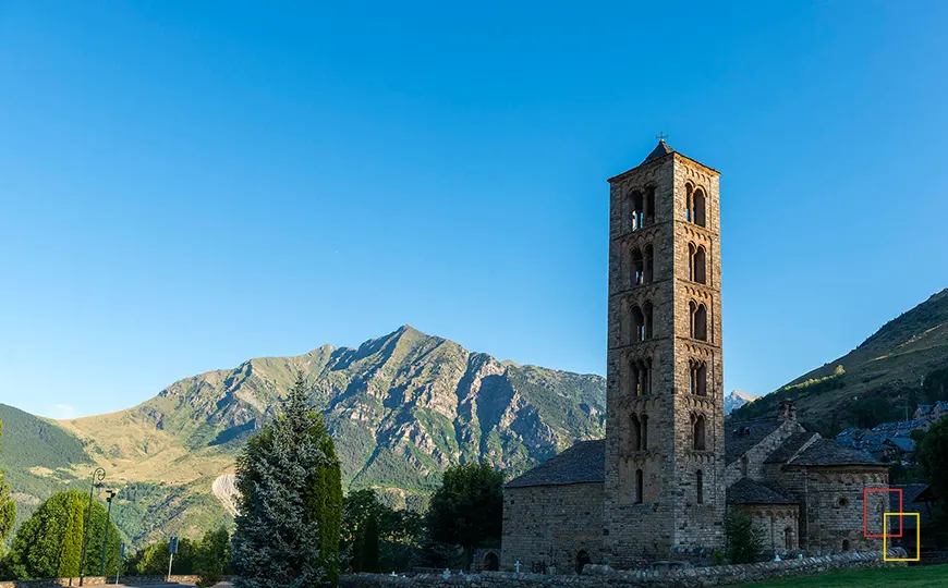 Sant Climent de Taüll en la Vall de Boí, campanario románico y entorno de montaña