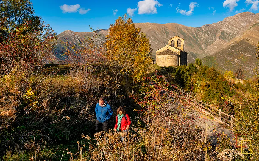 Ermita de Sant Quirc de Durro sobre una loma con vistas