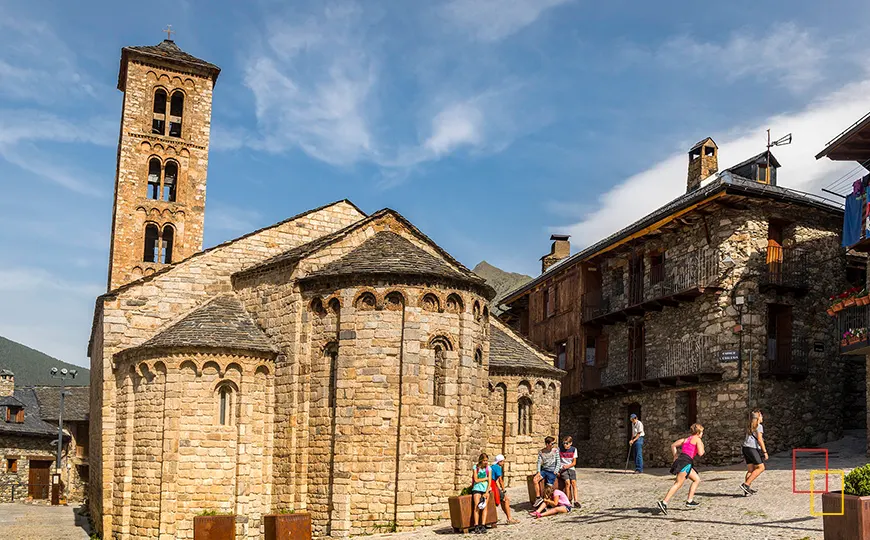 Santa Maria de Taüll con su ábside románico y campanario