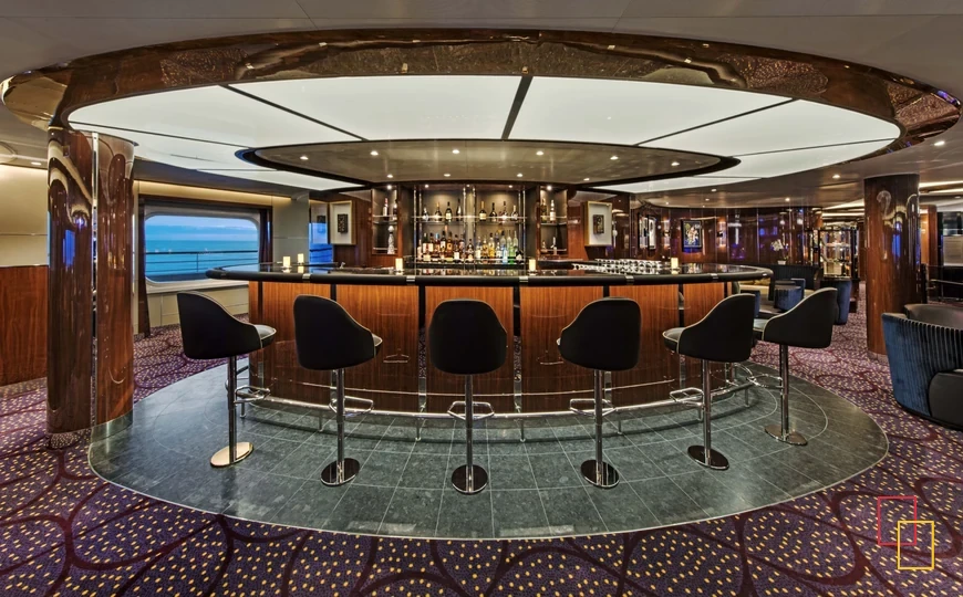 Bar de Seabourn Ovation como ejemplo de espacios sociales en cruceros de lujo