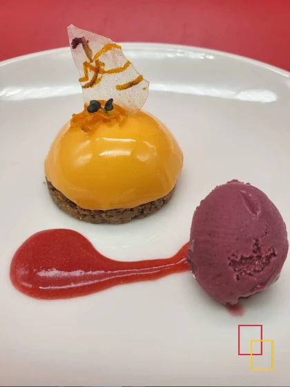 Semiesfera de naranja sanguina con ganache de chocolate blanco - Hotel Salamanca Montalvo