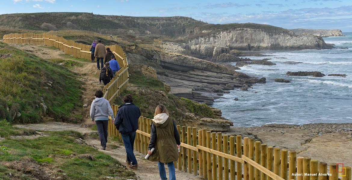 Vistas panorámicas a los acantilados desde la senda del faro