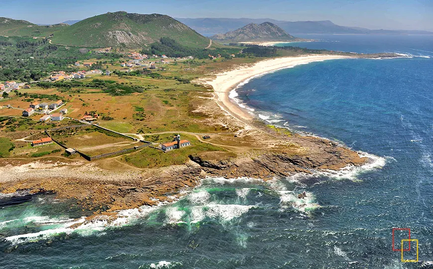 Faro de Lariño en Carnota, senda costera