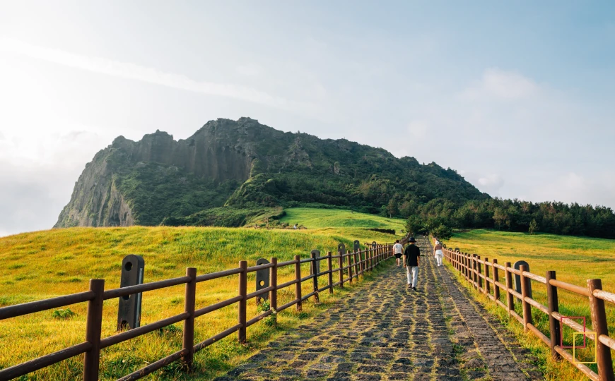 Seongsan Ilchulbong en Jeju, acantilado volcánico junto al mar