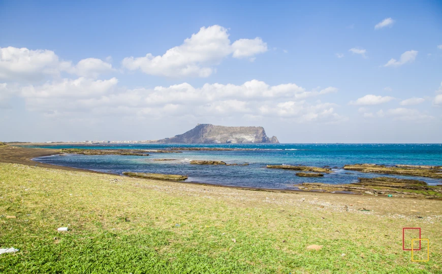 Seongsan Ilchulbong al amanecer, Jeju, costa volcánica