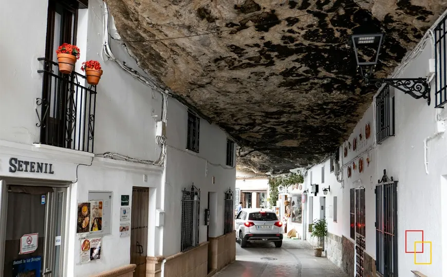 Setenil de las Bodegas, uno de los pueblos blancos más singulares de Cádiz