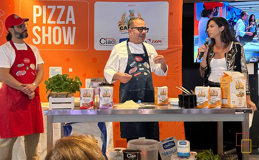 Simone Fortunato explica su pizza en The Italian Show Madrid 2025