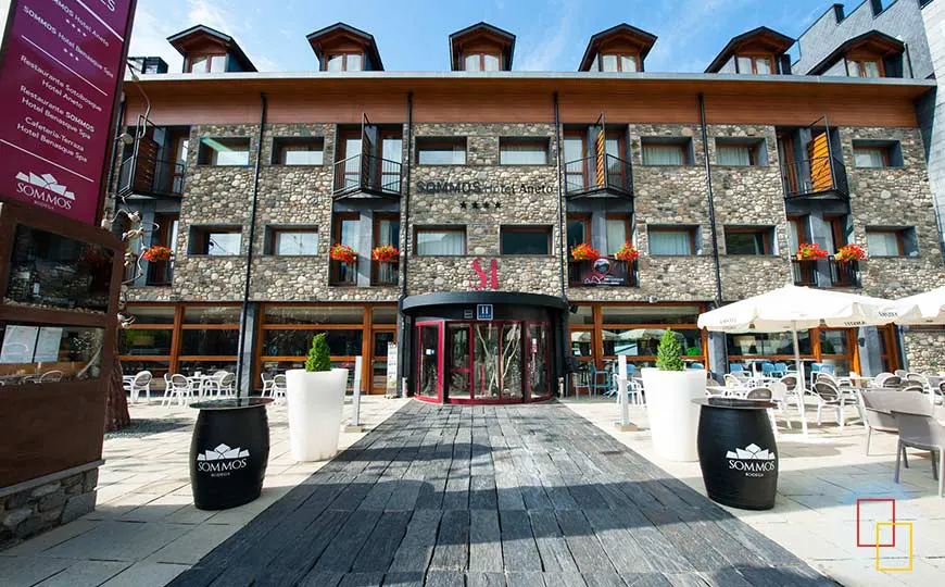 Fachada principal del hotel