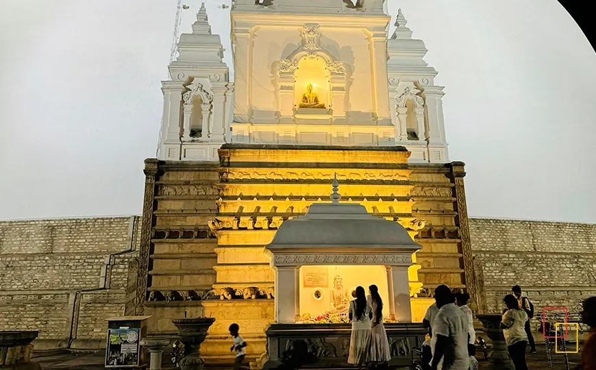 Stupa Ruwanweliseya iluminada por la noche, Anuradhapura