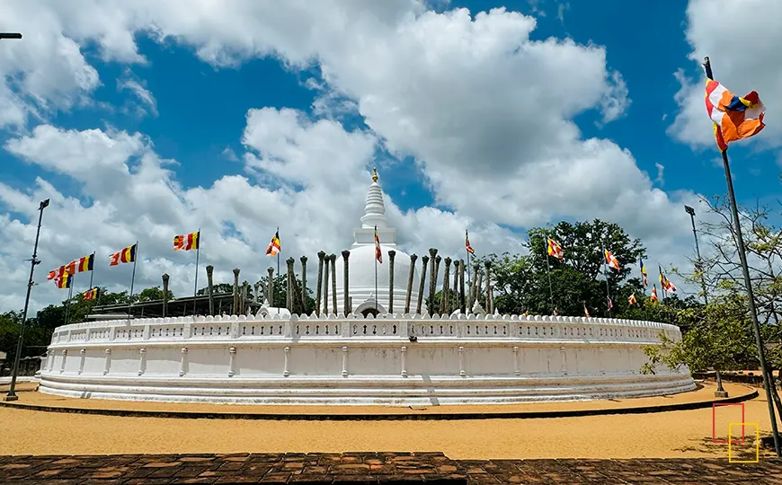 Stupa blanca de Thuparamaya en Anuradhapura